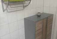 Modernes Wohnen im Holzhaus! Möblierte 3 Raumwohnung mit Balkon &amp; Carport!