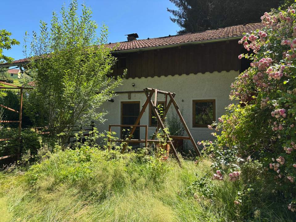 Großzügiges Einfamilienhaus in zentraler und idyllischer Waldrandlage