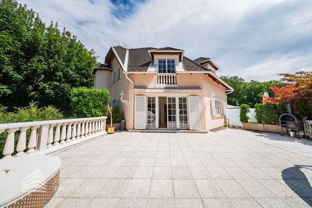 Elegantes Haus mit großzügiger Terrasse und gepflegtem Garten