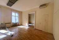 UNBEFRISTET - <> Repräsentative 7-Zimmer Altbauwohnung mit Blick auf das Rathaus – ca. 300 m² in bester Innenstadtlage - auch ideal als Büronutzung