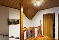 Zweifamilienhaus in ruhiger Alleinlage mit hervorragender Raumaufteilung und modernisiertem Erdgeschoss