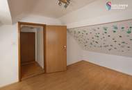 Altes Haus, 5 Zi, teilweise renoviert, Fenster & Türen erneuert, Dach neu eingedeckt, Carport