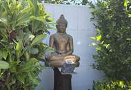 Viel barrierefreier Wohnraum, Platz für gemeinsame Werte und Indoor-Pool // Much barrier-free living-space, room for shared values, and indoor pool //