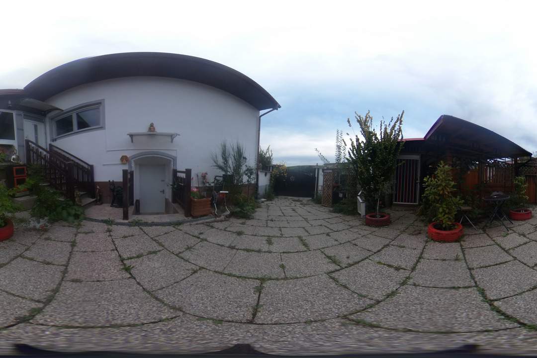 Einfamilienhaus mit drei eigenständigen Wohnungen und einzigartigem Erlebnisgarten