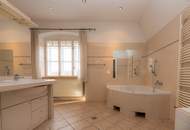 Traumhafte Altbauvilla mit Einliegerwohnung und großem Garten in Badennähe