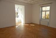 Sanierte Altbauwohnung mit Flügeltüren und neuen Parkettboden