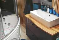 RENOVIERT - MIT UNEINSICHTIGEM GARTEN UND ZWEITEM ZUGANG