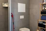 DRINGENDE NACHFOLGERSUCHE | GROSSGARCONNIERE - WOHNZIMMER MIT KÜCHENBEREICH UND 2 ZIMMER | WEST-TERRASSE - 1. DG