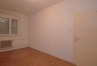 Sanierungsbedürftige 2- Zimmer-Wohnung mit Balkon