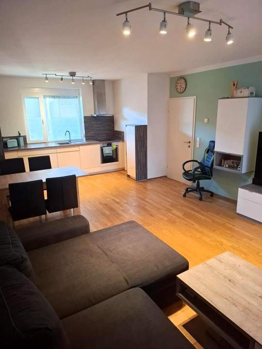 Neuwertige 2-Zimmer Wohnung mit Eigengarten