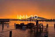 Bootshaus mit Garage, Kran, Wohnflächen und Terrassen mitten am See