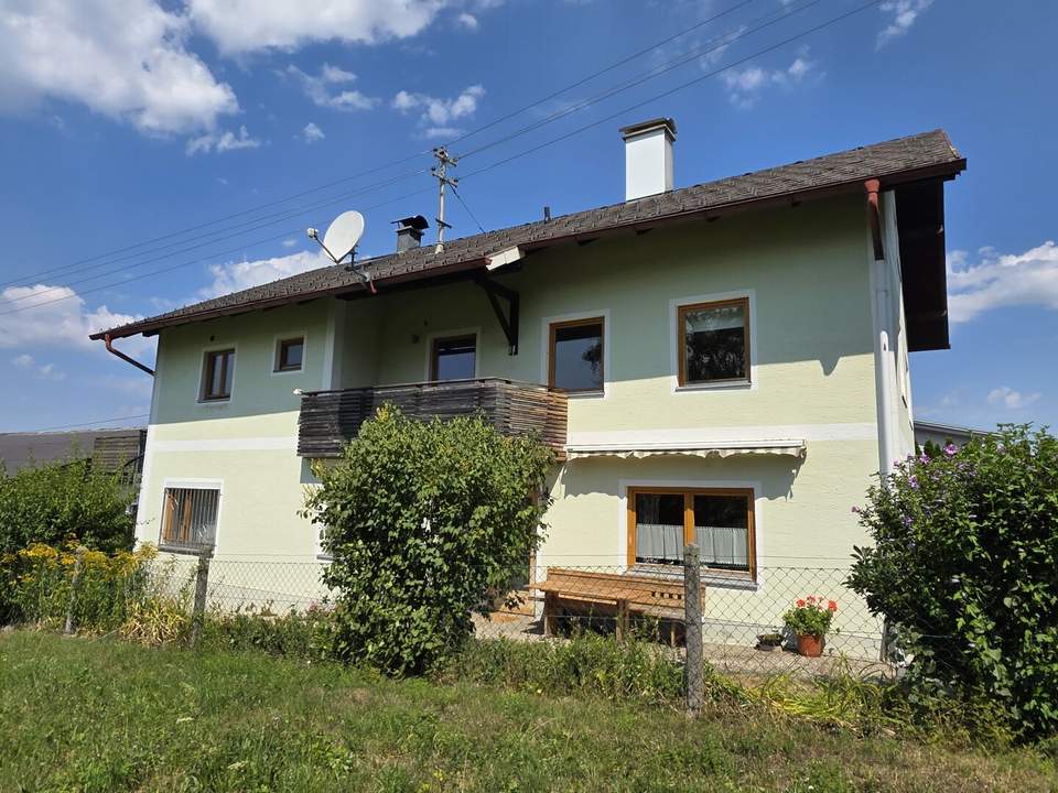 Sehr gepflegtes Wohnhaus mit 2 Wohneinheiten, vier Garagen und Werkstatt