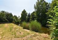 Idyllischer und ruhiger Baugrund mit eigenem Teich