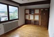 DB IMMOBILIEN | Sanierungsbedürftige 4-Zimmer-Wohnung mit südseitiger Terrasse und traumhaften Ausblick!