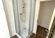 Herrlich sanierte Erdgeschosswohnung mit moderner Wohnküche, stilvollem Badezimmer und Grünblick - in ruhiger Siedlungslage mit ausgezeichneter Infrastruktur, ideal für kleine Familien!