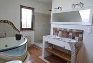 Wohnhaus in Siedlungsrandlage fast im Grünen mit Hochterrasse und kleinem Schwimmteich