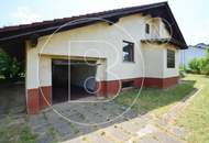 Großes Eckgrundstück mit renovierungsbedürftigem Haus!