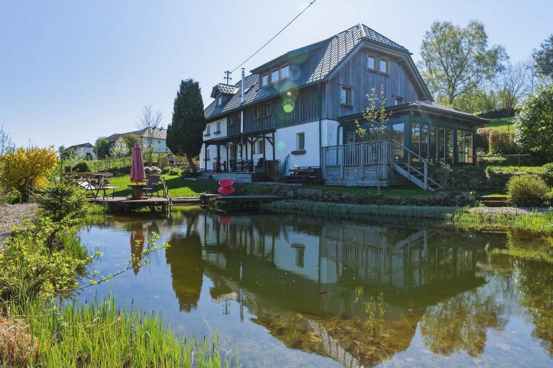 Malerisches Landhaus mit ELW, Schwimmteich &amp; prämiertem Naturgarten!