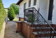 LIEBEVOLLER BUNGALOW MIT GEPFLEGTEM GARTEN IN TRAUMHAFTER RUHELAGE