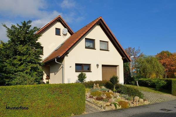 L-förmiges Zweifamilienhaus mit Gartenidylle, Biotop und Doppel-Carport