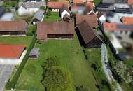 Bauernhof mit großem Nebengebäude und Garten
