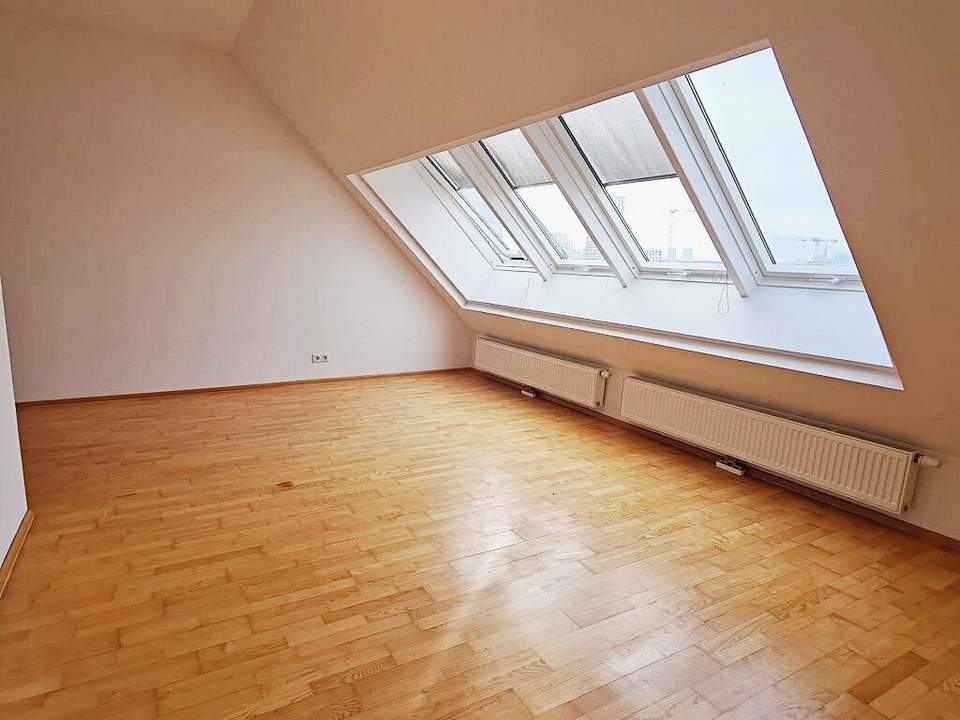 DACHGESCHOSS, INNSTRASSE, sonnige 76 m2 Neubau, 2 Zimmer, Wohnküche, Wannenbad, Parketten, WG-geeignet
