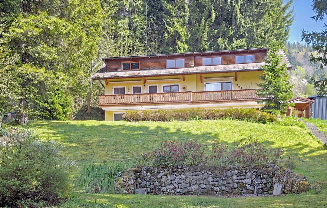 Mehrfamilienhaus auf drei Ebenen, Garten mit Teich & Bergblick
