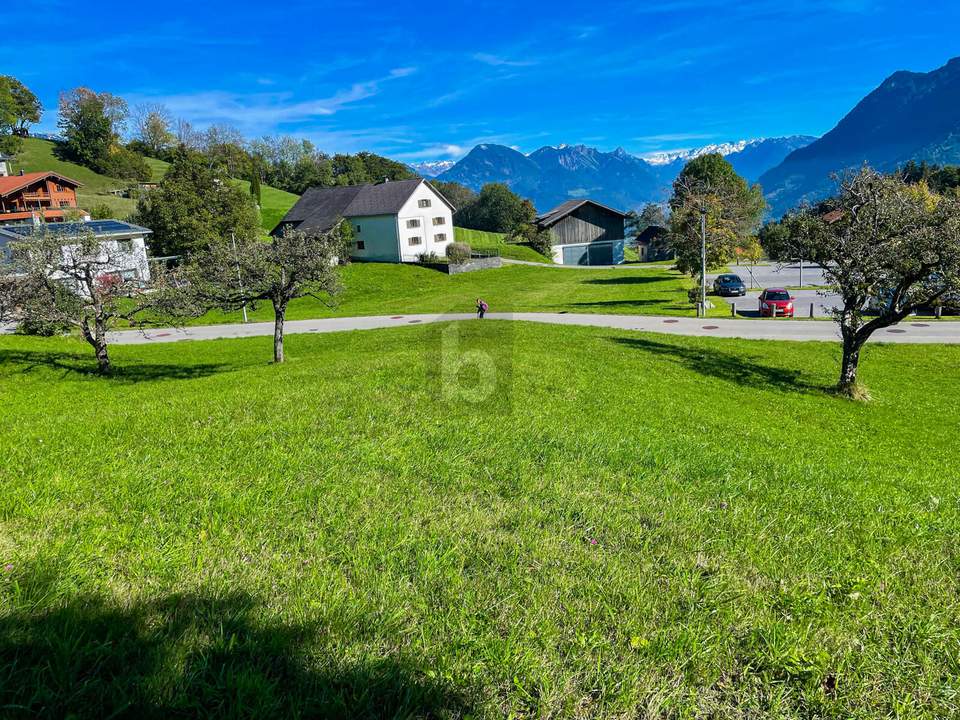 UNVERBAUBARER PANORMABLICK IM BERGDORF GURTIS