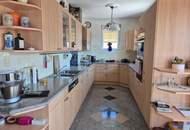 ZWEIFAMILIENHAUS IN ERHÖHTER GRÜNRUHELAGE MIT AUSBLICK