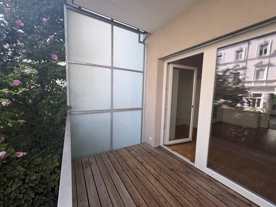Wohnen mit Altbaucharme – neuwertig generalsaniert mit sonniger Loggia!