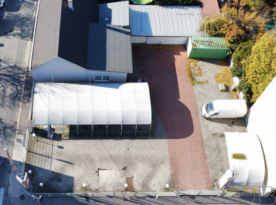 DB IMMOBILIEN | Vielseitig nutzbare, eingezäunte Stellfläche mit Rolltor