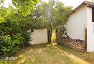 Gemütliches Landhaus mit Einliegerwohnung, geschützter Innenhof, Holzschuppen, Nebengebäude und Obstgarten, komplett eingezäunt, sofort zu beziehen