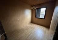 2 stark renovierungsbedürftige Häuser auf einem Grundstück mit schöner Fernsicht zu verkaufen