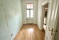 NEU! Sanierungsbedürftige Wohnung mit 16 m² großer Loggia im Innenhof! Plus rundum saniertes Haus!