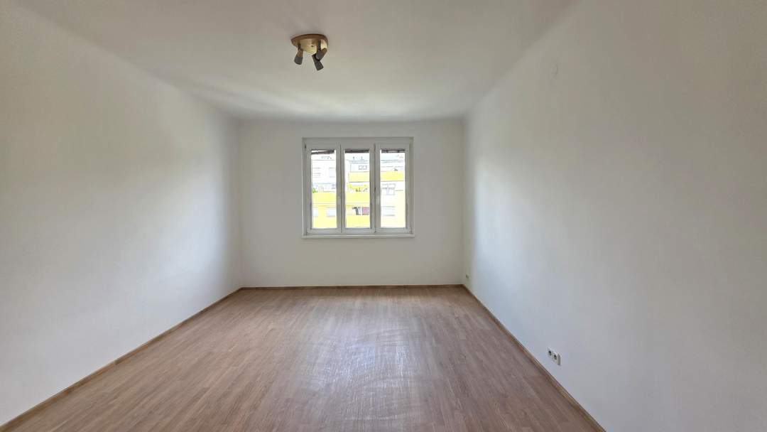 4. OG! Sanierungsbedürftige 2 Zimmer Wohnung in S-Bahn-Nähe