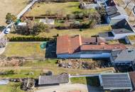 Charmantes Bauernhaus mit großem Grundstück, langgezogenem Hof, 2 Wohnungen und einem Swimmingpool