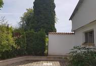 Einfamilienhaus mit Nebengebäuden und Garten