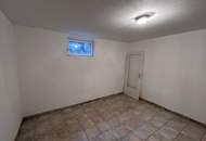 Gepflegte Dachgeschosswohnung in Schrick – Wohnkomfort mit Balkon, Keller und Parkplatz