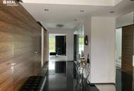 Luxuriöses Wohnen: Designhaus mit Garten, Pool und geräumiger Garage