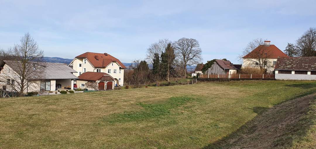 Ebener sonniger Baugrund