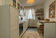 Sanierte Familienwohnung vereint höchsten Wohnkomfort mit einer entspannten Grünlage und herrlichem Ausblick! Freuen Sie sich auf ein durchdachtes, flexibles Raumkonzept – perfekt für modernes Wohnen. Jetzt dank KI-Visualisierung realitätsnah erleben!