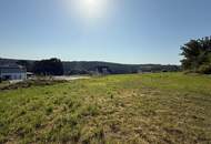 sehr sonniges und ruhiges Baugrundstück mit Bodenplatte