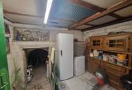 RARITÄT IN HOLLABRUNN: CHARMANTES, SANIERUNGSBEDÜRTIGES LANDHAUS MIT BAULANDRESERVE IN SEHR GUTER WOHNLAGE MIT HERRLICHEM GARTEN SAMT ALTBAUMBESTAND