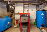 Einfamilienhaus mit großem Grundstück und Nebengebäuden