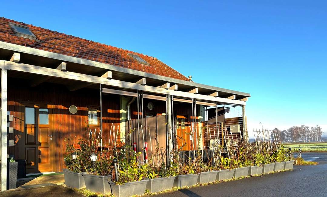 Galeriewohnung mit Kellerersatzraum und Autoabstellplatz am Stadtrand.