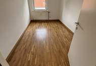 ERSTBEZUG nach umfassender Sanierung! Wunderschöne 3-Zimmer-Wohnung in vorteilhafter Lage am ruhigen Stadtrand von Steyr! Große Fenster, traumhaftes Badezimmer und vielseitige Einrichtungsmöglichkeiten versprechen höchste Wohnqualität!