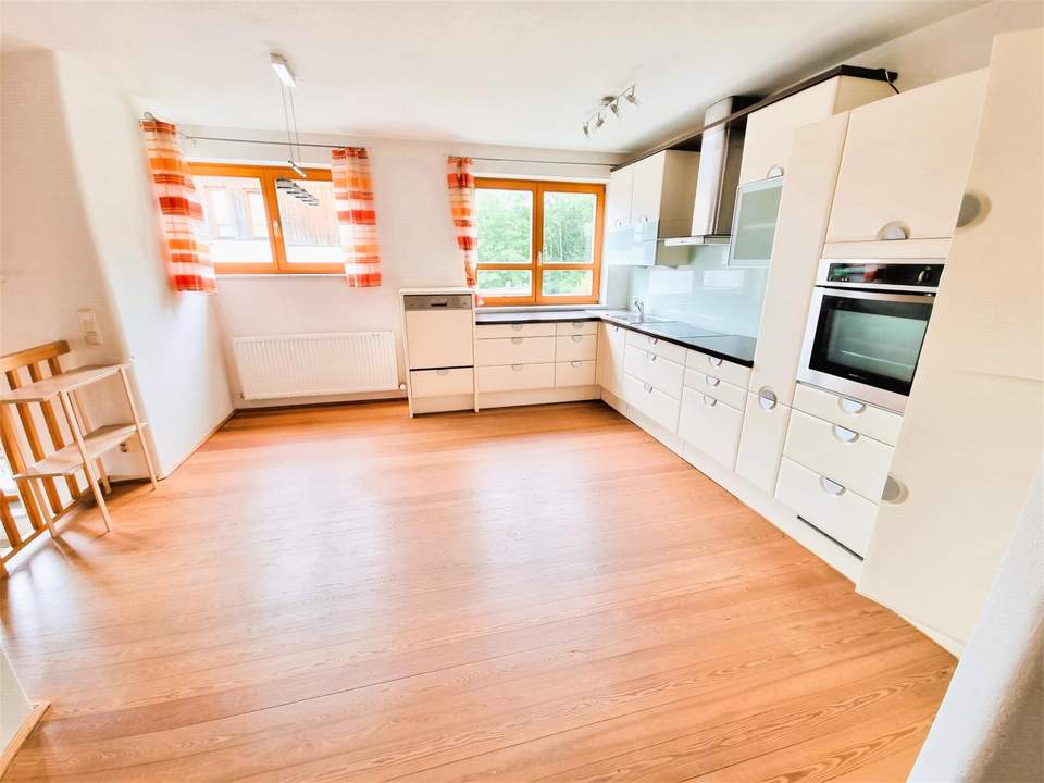 Geräumige 4-Zimmer-Wohnung mit Garten, Fernblick & Carport in Ruhelage