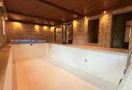 Elegante Stadtvilla auf zwei Ebenen – Hallenbad, Privatgarten & Garage inklusive | ZELLMANN IMMOBILIEN