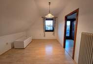 Haus mit zwei Wohneinheiten und Gartenidylle