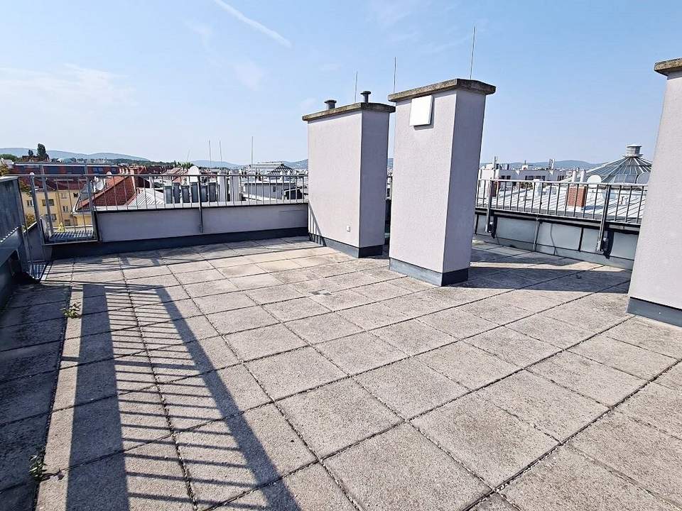 TERRASSENHIT, FERNBLICK, 88 m2 Dachgeschoß mit 41 m2 Terrasse, 2 Zimmer, Küche, Wannenbad, Parketten, Bhf-Meidling, Tanbruckgasse